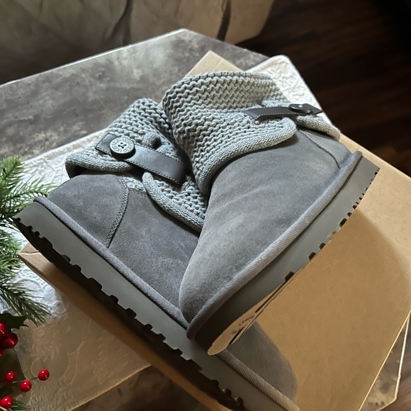 UGG women’s Shaina Boots - Picture 5 of 5